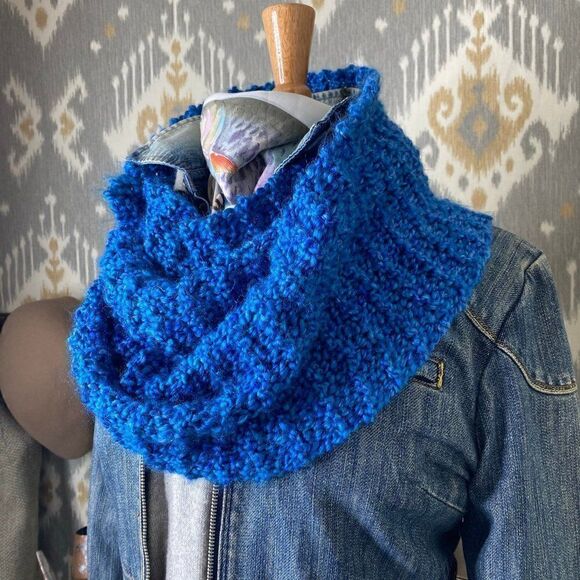 Unisex Hand-knit Long Oblong Blue Scarf - Picture 2 of 8